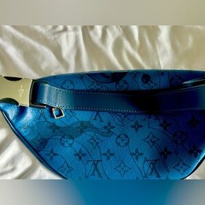 Louis Vuitton Monogram Discovery Bumbag.     NWOT